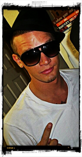 VeezyVille's profile picture. Get up and make ur bed!