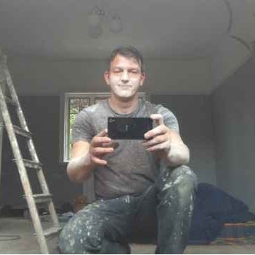 Dedicated professional painter-decorator. 25+ years experience. Lincolnshire. Tel: 07400-516588. 9am-5pm. Who you going to call? Paint Buster!