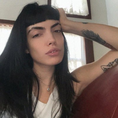 I’m Liz, 23, a brunette who’s obsessed with electronic music, yoga, and fashion. Let’s chat or DM me!