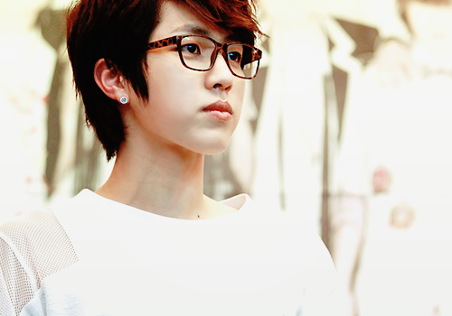 อันยองคับผม ซองยอล จาก INFINITE คับผม ผมพูดมากชอบหัวเราะ เป็นคนตลก ขี้บ่นคับ เป็นกันเองผมชอบแกล้ง