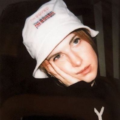 ohshessolovely's profile picture. She’s daydreaming…