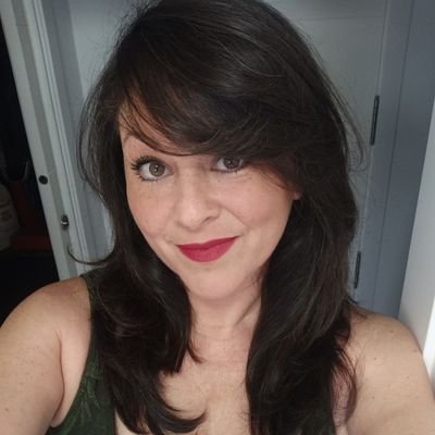 No soy perfecta, pero mis defectos son encantadores...
No confundas MI educación con TUS ganas de echar un polvo
⛔ NO DM⛔
Escribo cosillas en mis ratos libres.