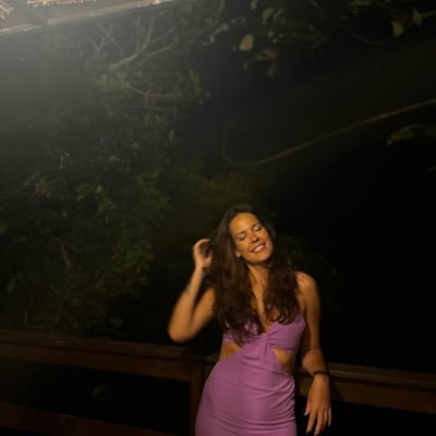 dançarina amadora de macarena, fotógrafa flâneuse delirante, tímida arrojada. eu estudo o amor e escrevo