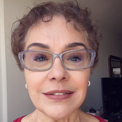 Agora, sou considerada uma idosa. Não por mim. Ainda amo, sorrio, canto, danço e me modernizo! Maria, cristã e conservadora de direita, desde SEMPRE!