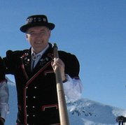 Wintersportbegeisterter Alphornbläser aus dem Engadin, der sich bis zum letzten Atemzug für das wirtschaftliche Überleben des Berggebietes einsetzen will ...