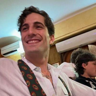 gayformnskn's profile picture. jonny they/them 23