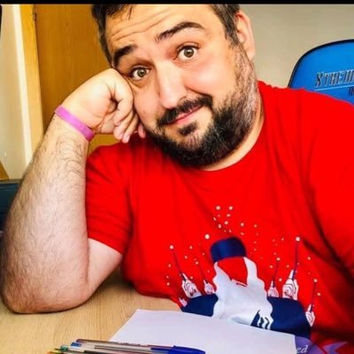Profesor de FP en Extremadura con mil historias 👨🏫 . Intento cambiar de meridiano cada vez que puedo 🌎. Inquieto por naturaleza y curioso por vocación 🔍👀