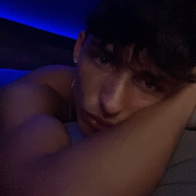 I'm Jude, an 18 years old vers twink 😘 To get to know me better, drop a follow & Check out my page linked below 🌶️