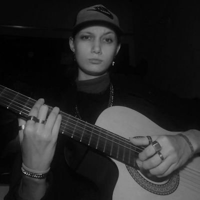 •Lgb(t)🏳️🌈🏳️⚧️
•Cáncer♋❤️
•24 años✨
•Cantante Lírico y guitarrista 🎶🎸