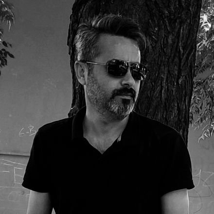 Hep olmak istediğin kişi olmak için asla geç değildir.