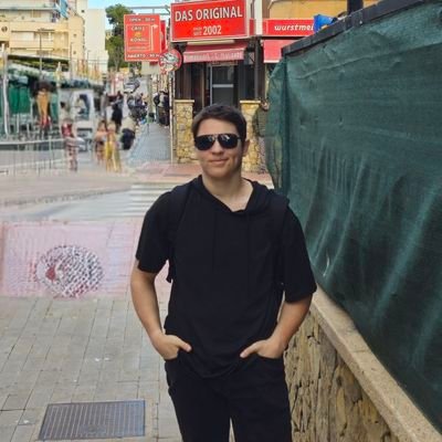 robin_schleser's profile picture. idiot