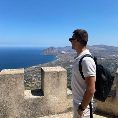 Uno studente di Ingegneria sull’orlo del precipizio perennemente imbottito di Xanax💕