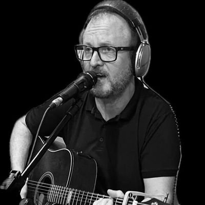 Guitarrista -  Músico Profissional - Professor de Música na Escola de Música Minueto  e Bacharel em Ciências Econômicas