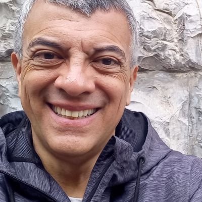 cronista, salsero, cocino, trasnocho los viernes, leo a Luis Tejada Cano, soy fotofóbico, obsesionado con las tildes y respeto la opinión de los demás.
