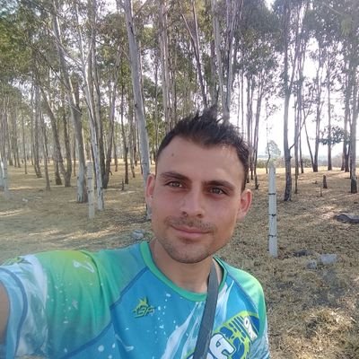 soy una persona bastante negativa. solitaria y muy rara, hago cosas por las que la gente me mira despectiva, hablo muy poco y me quejo de todo.