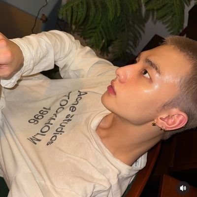 psycch0ticc's profile picture. hyune i yo comiendo panchos en la plaza