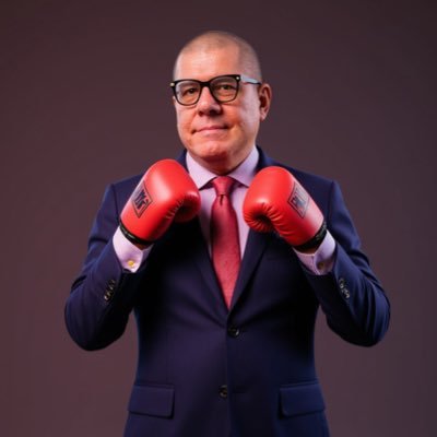 Periodista de mayor trayectoria en medios de comunicación, Presidente de Épico, fundador y propietario de la plataforma digital más potente del país VitoTvo.