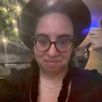 flee_bee_2003's profile picture. she/her | ☕️ |🧁|👻|☠️|📚 |🎥 |👩‍👦|🏳️‍🌈|🏳️‍⚧️|🐶|♊️|🧙‍♀️|👽