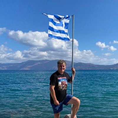 loves football, books, mountains in winter & summer, greece, newspapers, iphone, music, holidays..... Communications 4 SK Rapid - private tweets