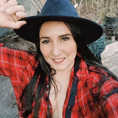 Twitter es mi jacal, para echar chismes como vieja de lavadero. Tiktokera de chiripa, Youtube cuando no ando haciendo tortillas, pedagoga de profesión