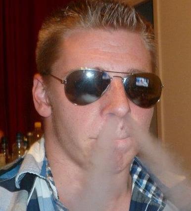 Julio 
Souhaite etre devant la scene au poker !!