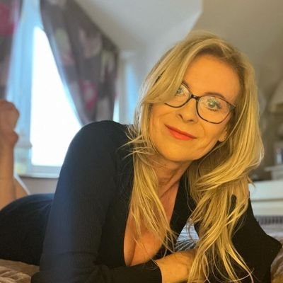 Das Leben ist kurz. Brich die Regeln, verzeihe schnell, küsse langsam, liebe aufrichtig, lache ständig und bereue nie etwas, das dich zum Lächeln gebracht hat