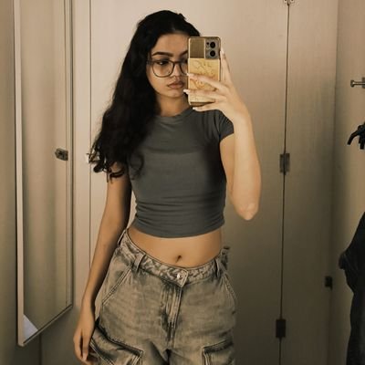 JiyaAhuja14's profile picture. big pants smol shirt