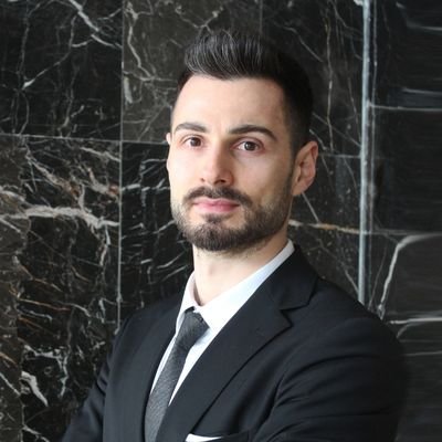Grafik Tasarımcı, İllüstratör, Akademisyen. Temel Tıp (MSc) ve Sanat araştırmacısı (PhD). Yazar-Çizer.