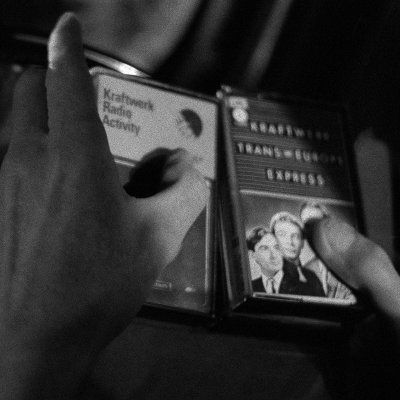 Cinema, sí. Amor, també. I la grandària inabastable del concepte 'cultura humana'.
Afers mundans, de cap de les maneres.
Em dic Àngel Maeztu i Coso.