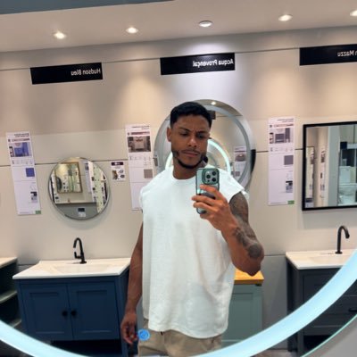 MaycomCampos's profile picture. O Final de semana deveria levar uma multa, por ir tão rápido .