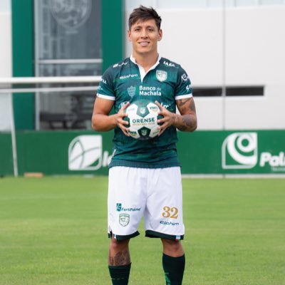 una persona que juega al fútbol en ex @velez ex @ferrooficial ex @rosariocentral