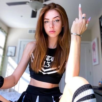 Ich bin eine BDSM-Herrin auf der Suche nach einer treuen, ehrlichen, gehorsamen Sissy / Sklavin, die mir für immer dienen und gehorchen wird