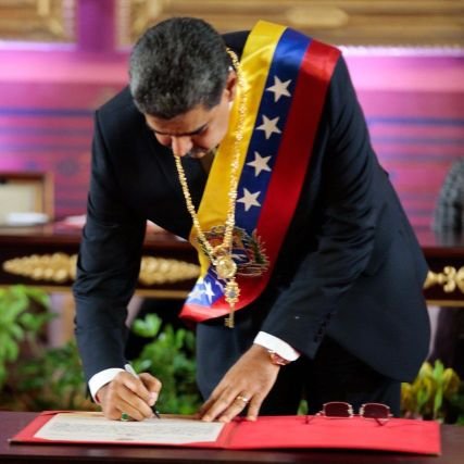 Mientras no tenga nada que decir pues no digo nada... y cuando digo algo, es pa' la izquierda!
Ando por aquí cuando la vida se pone en pausa.... 🇻🇪🇻🇪🇻🇪