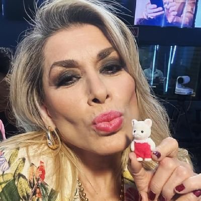 #gloriatrevi : ahora soy tu ángel de la guarda.
#dulce : soy la cantante y vengo a darte amor.