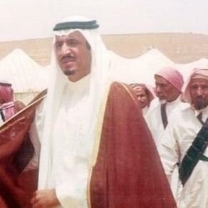 على الـولاء والـعـهـد بـالـسـيـف والـقـاف//
والـي يـخـون الـعـهـد مـا هـوب مـنـا
1727
#السعودية_العظمى 🤍🇸🇦.