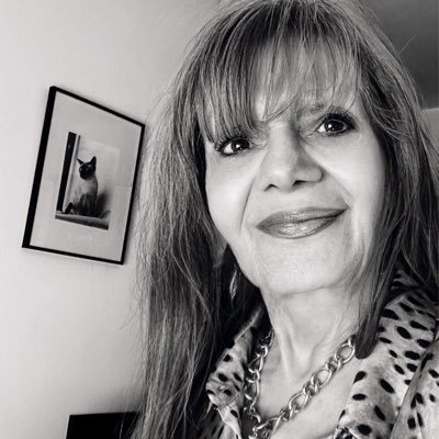 Bien sûr qu’il y en a de + intelligentes + drôles et + belles que moi. Ce degré de perfection doit être épuisant. Tout c’que j’demande : traitez-moi comme si !