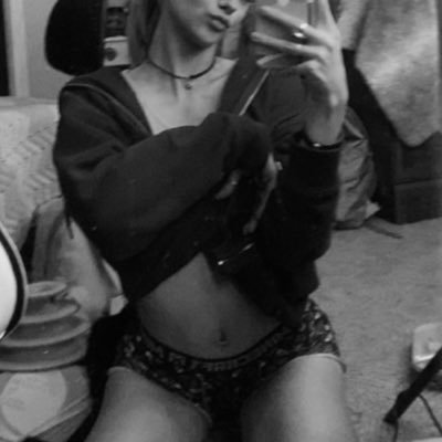 19, F Queen of the Freaks🥰 • Owner of @kinksdigital • DM me on Instagram ;)