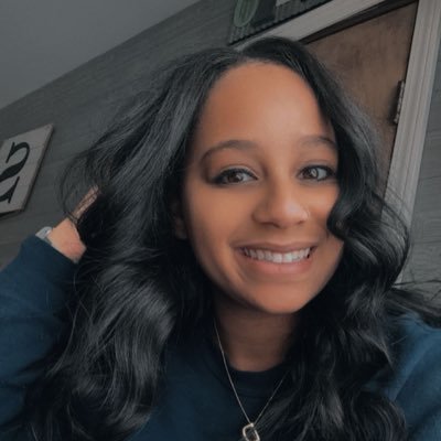 schmitzdes's profile picture. in my🧘🏾‍♀️🥗🏋️‍♀️🎀 🩺 era