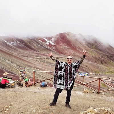 Nomad 🌎 traveler who sold it all to enjoy life. Living with less, experiencing more and loving every minute of it!
