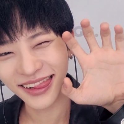 @shxx131bi131 ⋆ ⋆💥⋆⭒˚.⋆@POW_grid #구현빈 🐱구냥이와 항상 함께예요 🧡♡ ྀི⋆ ⋆ ✮⋆˙🦁@_leo0o0o ✶⋆.˚ one look and it’s over