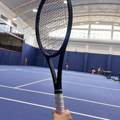 ラケットを振り下ろし、情熱がほとばしる。テニスコートで闘志を燃やす。汗を流すたびに、夢のために戦っている。私たち一緒に舞い上がる小さなボールを追いかけ、勝利の栄光を迎えよう!🎾💪