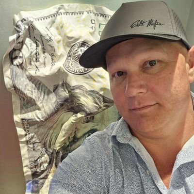 jae_dking's profile picture. Interest: Surfing 🏄‍♂️ Investing  📈, Tiki Bars🏖