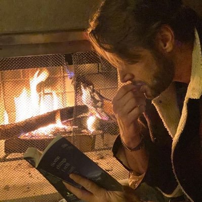 ItzTief's profile picture. 📚 🎼 🎥