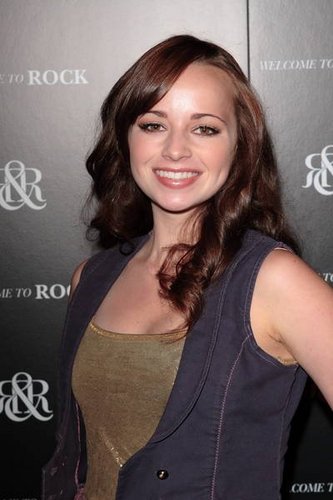 I made a mistake thinking I could have a better mom than Brooke. I hope she doesnt hate me. 18 years old. #TreeHillRP