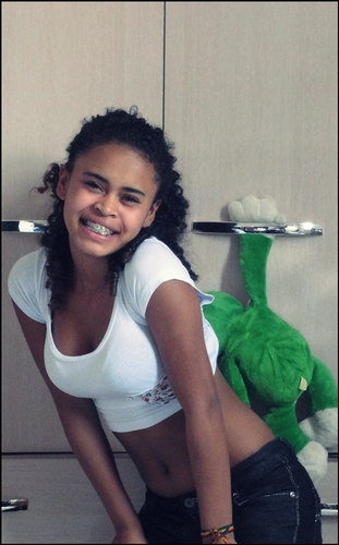 Por você buscaria no céu todas as estrelas,
Pegaria das praias todas as areias,
Das crianças os sorrisos e toda felicidade.