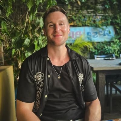 just a single gay guy who's seeking for love from the right person 🥹