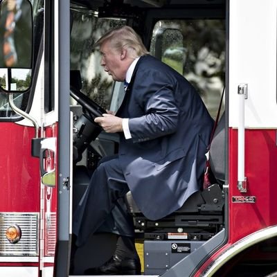 Trumpuspartacus's profile picture. TRUMP FIREFIGHTER $TRFF
Trump is driving his Firetruck to LOS ANGELES to put out the flames.
TOKEN LAUNCH⬇️⬇️⬇️