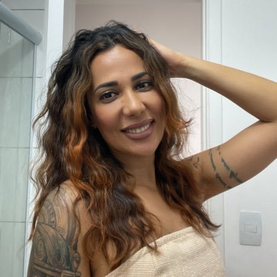 Eu faço piada das minhas tristezas eu gosto de alívio cômico 🌬
