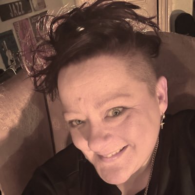 Cymraes #LGBTQIA. Awdur Rhyddhau'r Cranc š¦(Y Lolfa) Mam browd i'm ci defaid trilliw hardd, Anni šColofnydd CYMERIADAU Golwg360