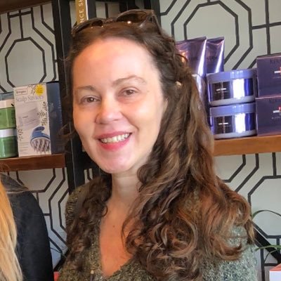 French to English translator and copyeditor 💫 specializing in non-profit and business communications, and academic articles • philosophy and linguistics